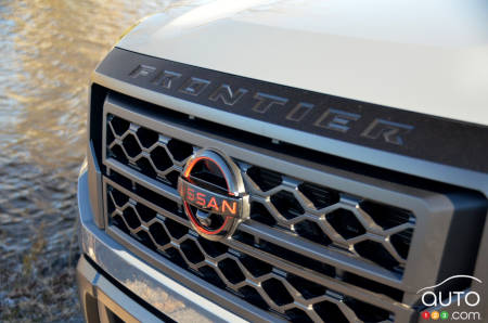 2022 Nissan Frontier PRO-4X, front grille